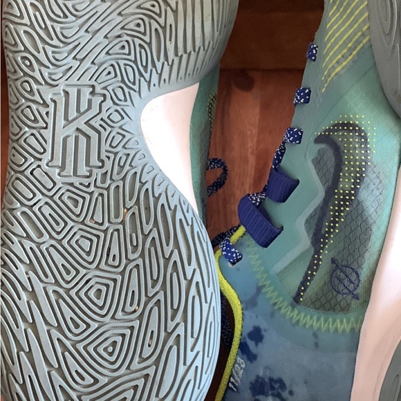 Men’s Nike Kyrie basketball shoes size 9.5 - Picture 3 of 4